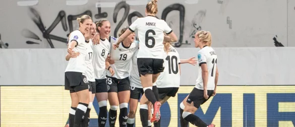 Die deutschen Fußballerinnen jubeln über die frühe Führung. - © Georg Hochmuth/APA/dpa