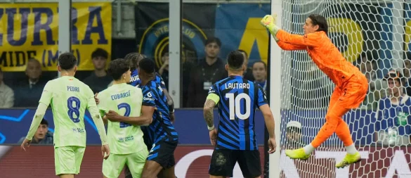 Inter-Torwart Yann Sommer (r.) zeigte gegen Barcelona eine starke Leistung. - © Luca Bruno/AP/dpa