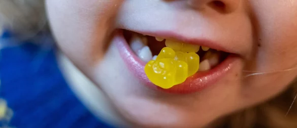 Schlafgummis mit Melatonin können Nebenwirkungen haben und enthalten teils größere Mengen von dem Hormon als angegeben. - © Hendrik Schmidt/dpa
