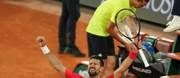 Frust bei Alexander Zverev, Jubel bei Novak Djokovic nach dem Viertelfinal-Kracher in Paris. - © Aurelien Morissard/AP/dpa
