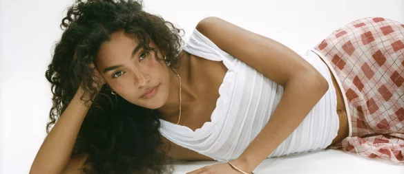 Mit ihrem zweiten Album wird Olivia Dean ihren Ruf als führende neue Stimme des Neo-Soul und Pop festigen. - © Universal Music/dpa