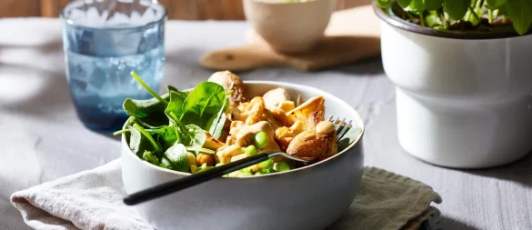 Punktet mit Proteinen: Die Kartoffel-Fitness-Bowl mit Cashewkernen und Kichererbsen ist vielseitig und einfach zubereitet. - © KMG/die-kartoffel.de /dpa-tmn