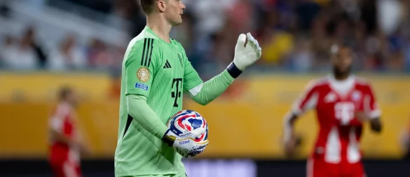 Torhüter wie Manuel Neuer dürfen den Ball acht Sekunden in der Hand halten. - © Sven Hoppe/dpa