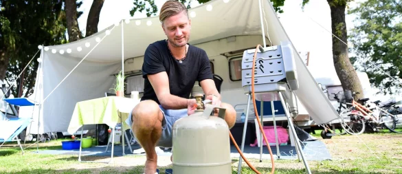 Entspanntes BBQ: Dank verschiedener Sicherheitsfeatures kann man Gasflaschen auch bei sommerlichen Temperaturen problemlos nutzen. - © Tobias Hase/dpa-tmn