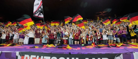 Gute Stimmung unter den Deutschland-Fans - aber nur vor dem Spiel. - © Martin Meissner/AP/dpa