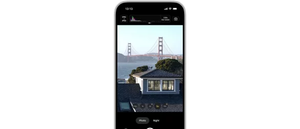 Project Indigo auf einem iPhone 16 Pro Max: Oben über dem Sucherbild sind das Live-Histogramm, der ISO-Wert und die Belichtungszeit zu erkennen. - © Adobe/dpa-tmn