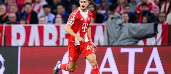 Bayern-Verteidiger Josip Stanisic hat sich im Champions-League-Spiel gegen den FC Chelsea offenbar nicht ernsthaft verletzt. - © Tom Weller/dpa