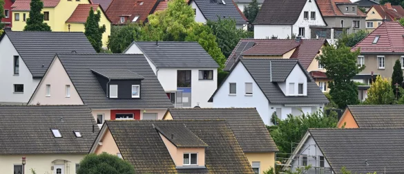 Werden nicht vollständig abbezahlte Immobilien innerhalb der Spekulationsfrist übertragen, oder müssen etwa Geschwister ausgezahlt werden, kann es sich lohnen, einen Steuerexperten zurate zu ziehen. - © Martin Schutt/dpa/dpa-tmn