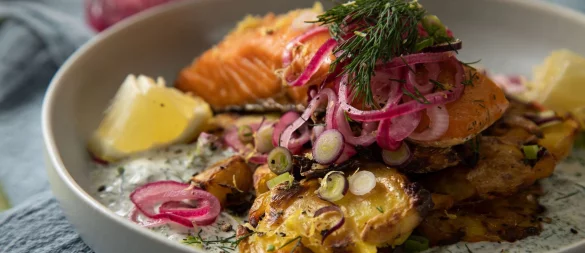 Eingelegte rote Zwiebeln toppen den Schweden-Salat mit crispy smashed Potatoes und Lachs. - © Christin Klose/dpa-tmn