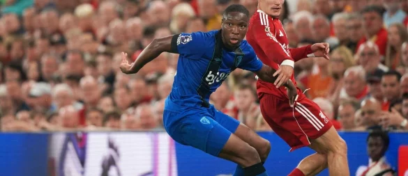Florian Wirtz (r) hat über seine ersten Erfahrungen beim FC Liverpool berichtet. - © Ian Hodgson/AP/dpa