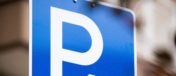 Platz zum Parken: Der Pfeil markiert den Beginn der entsprechend zum Parken freigebenden Fläche. - © Rolf Vennenbernd/dpa/dpa-tmn