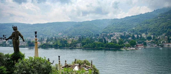 Inselperspektive: Blick von der Stufenpyramide der Isola Bella u?ber See und Ufer. - © Florian Sanktjohanser/dpa-tmn