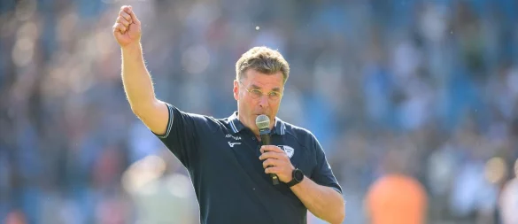 Sprach nach dem Spiel emotional zu den Fans: Bochums Trainer Dieter Hecking. - © Anke Waelischmiller/dpa