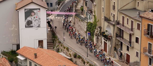 Beim Giro d\\\'Italia kam es auf der sechsten Etappe zum Massensturz. - © Fabio Ferrari/LaPresse/AP/dpa