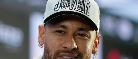 Neymar kennt sich im deutschen Fußball offenbar nicht mehr aus. - © Andre Penner/AP/dpa