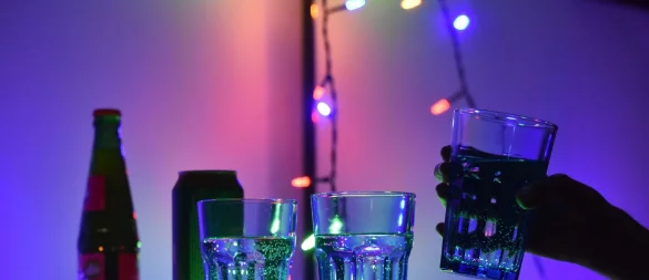 Ausgelassen feiern, und dann das: nach einem Schluck aus dem Glas plötzliche Bewusstlosigkeit. Dann können K.-o.-Tropfen im Spiel sein. - © Christian Thiele/dpa/dpa-tmn
