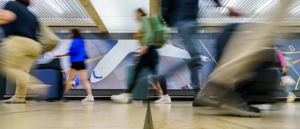 Fliegen bedeutet meist ohnehin Stress - viele Menschen, Zeitdruck, Änderungen. Wenn auch noch Angst dazukommt, ist schon der Weg zum Gate ein Horrortrip. - © Andreas Arnold/dpa/dpa-tmn