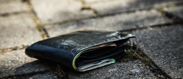 Schnell handeln bei Verlust: Wenn das Portemonnaie im Urlaub verloren geht, sollten Zahlungskarten umgehend gesperrt werden. - © Christin Klose/dpa-tmn