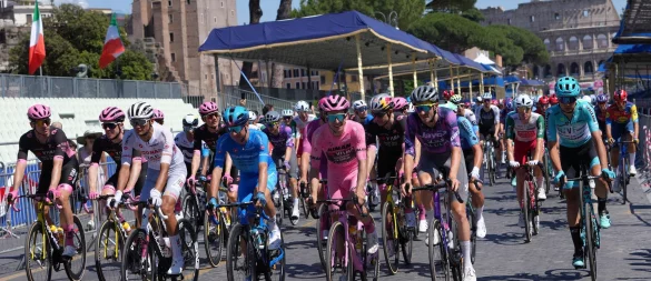 Das Peloton des Giro in Rom. - © Alessandra Tarantino/AP/dpa