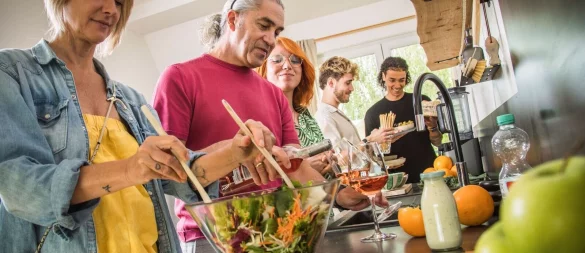 Was wollen wir kochen? Damit nicht immer wieder das gleiche Essen auf dem Tisch steht, ist gute Planung gefragt. - © Christin Klose/dpa-tmn