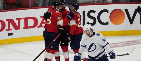 Florida bejubelt den Wendepunkt durch Aaron Ekblad (Mitte). - © Marta Lavandier/AP/dpa