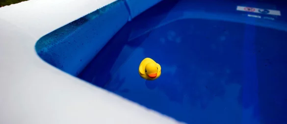 Eigener Garten, eigene Regeln? Hausbesitzer dürfen Planschbecken oder Pools meist ohne Genehmigung aufstellen. - © Arno Burgi/dpa-Zentralbild/dpa-tmn
