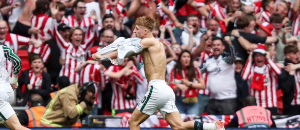 Trikot runter: Tom Watson jubelt über seinen Siegtreffer für Sunderland. - © Izzy Poles/News Images via ZUMA Press Wire/dpa
