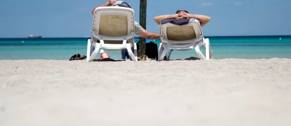 Laptop zu Hause lassen, Smartphone ausschalten: Wer sich im Urlaub wirklich erholen will, muss Grenzen setzen. - © Julian Stratenschulte/dpa/dpa-tmn
