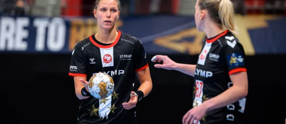 Nationalspielerin Xenia Smits (l) findet einen neuen Verein. - © Marco Wolf/dpa