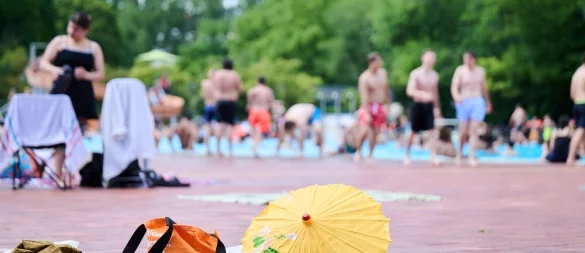 Wer seine Wertsachen im Freibad unbeaufsichtigt lässt, sollte wissen, dass die Hausratversicherung in der Regel nicht für einfache Diebstähle aufkommt. - © Annette Riedl/dpa/dpa-tmn