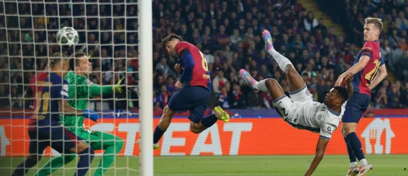Denzel Dumfries (M) gelang per Seitfallzieher das 2:0 für Inter in Barcelona. - © Joan Monfort/AP/dpa