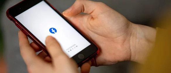 Mit gefälschten Angeboten für angeblich ermäßigte Fahrkarten oder kostenlose Abos für den ÖPNV versuchen Betrüger auf Facebook derzeit Zahlungsdaten abzugreifen. - © Fabian Sommer/dpa/dpa-tmn