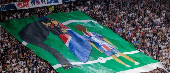 Die PSG-Fans gedenken der an Krebs gestorbenen Tochter von Coach Luis Enrique. - © Oryk Haist/dpa