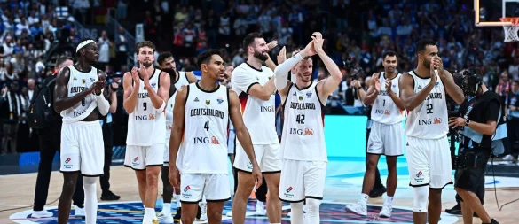 Deutschlands Basketballer feiern den Finaleinzug bei der EM. - © Stefanos Kyriazis/ZUMA Press Wire/dpa