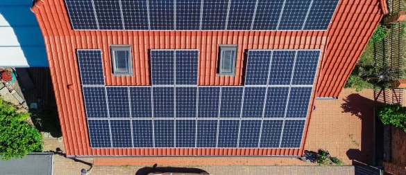 Wer eine Photovoltaikanlage auf dem Dach hat, kann mit einem Batteriespeicher den erzeugten Strom auch später nutzen. - © Patrick Pleul/dpa/dpa-tmn