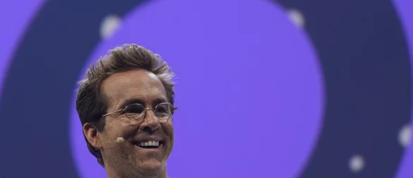 Ryan Reynolds investiert gern in Projekte die ihn begeistern. Ein Fußballclub muss aber reichen, sagt er mit Blick auf seine Ehefrau Blake Lively. - © Marcus Brandt/dpa