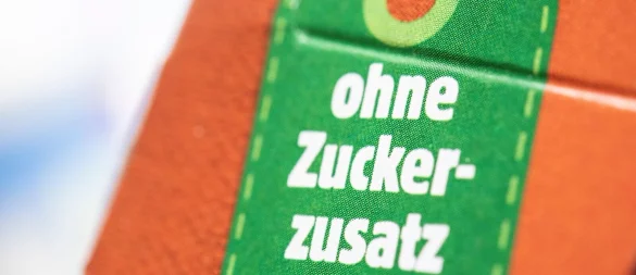 Obacht: Aufschriften wie «Ohne Zuckerzusatz» oder «Süße nur aus Früchten» klingen gesund – sagen aber wenig über den tatsächlichen Zuckergehalt aus. - © Robert Günther/dpa-tmn