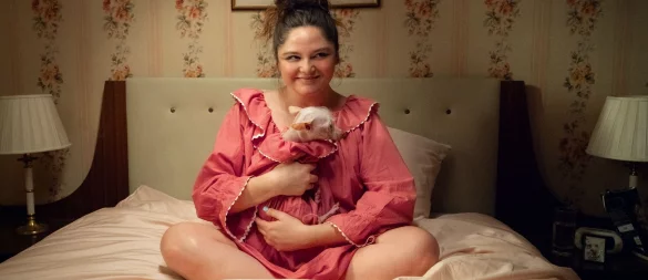 Comedian Megan Stalter spielt die Hauptrolle in der Netflix-Serie «Too Much». - © Ana Blumenkron/Netflix/dpa