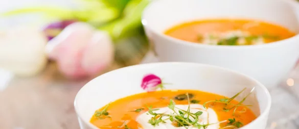 Schmand eignet sich zum Verfeinern von Speisen. - © Franziska Gabbert/dpa-tmn