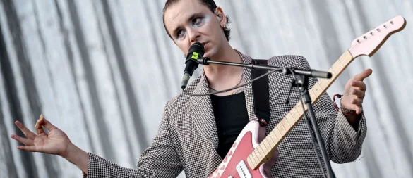 Nach drei Alben allein holte sich Max Gruber Verstärkung und machte aus Drangsal eine Band. (Archivbild) - © Britta Pedersen/dpa