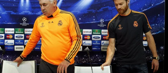 Folgt Xabi Alonso (r) auf Carlo Ancelotti bei Real Madrid? - © Chema Moya/epa/dpa