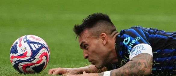Erst am Boden, dann Torschütze zum 1:1: Inter Mailands Lautaro Martinez. - © Lindsey Wasson/AP/dpa