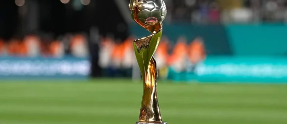 Künftig spielen mehr Teams um diese Trophäe. - © Abbie Parr/AP/dpa