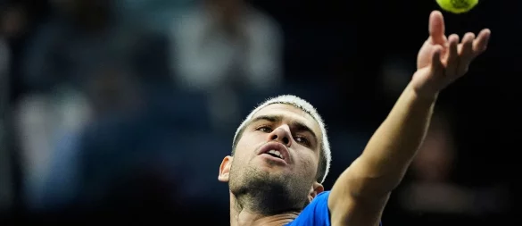 Carlos Alcaraz gewinnt sein Erstrundenmatch in Tokio trotz zwischenzeitlicher Probleme mit dem Fuß. (Archivbild) - © Jeff Chiu/AP/dpa