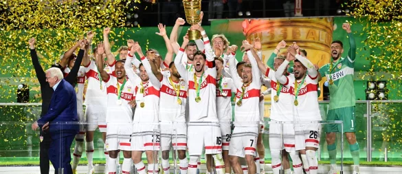 VfB-Kapitän Atakan Karazor streckte den Pokal als Erster in den Berliner Nachthimmel. - © Bernd Weißbrod/dpa