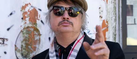 Dass Pete Doherty seine wilden Jahre mit Skandalen und Drogen-Abstürzen überlebt hat, wundert ihn selbst wohl am meisten. Und das feiert er nun. - © Sven Hoppe/dpa