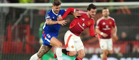 Gegen Manchester United wurde Yeray Álvarez (l) - hier im Zweikampf mit Mason Mount - vergangene Saison positiv getestet. - © Martin Rickett/PA Wire/dpa