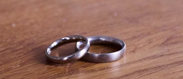 Gericht sieht Liebe im Vordergrund: Die Entscheidung zu dieser Eheschließung diente laut Gericht primär der Bestätigung ihrer gemeinsamen Liebe. - © Annette Riedl/dpa