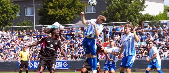 Jordan Torunarigha (li) und der HSV sehen ganz schlecht aus - © Thomas Frey/dpa