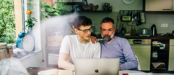 Bis zu 400.000 Euro kann ein Vater seinem Sohn alle zehn Jahre steuerfrei übertragen. Ist das Vermögen deutlich größer, das irgendwann an den Nachwuchs gehen soll, kann ein frühzeitiger Nießbrauch vor hohen Erbschaftsteuerzahlungen vorbeugen. - © Zacharie Scheurer/dpa-tmn